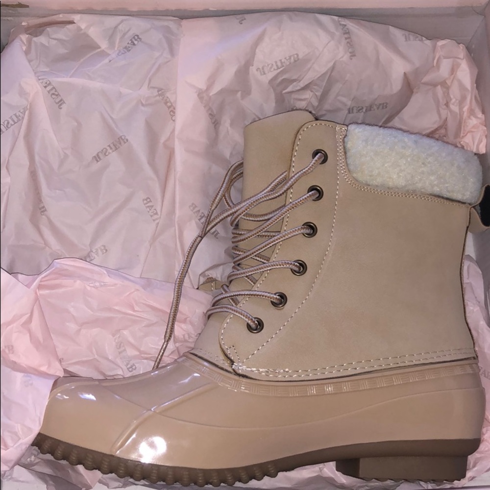 Flat boots